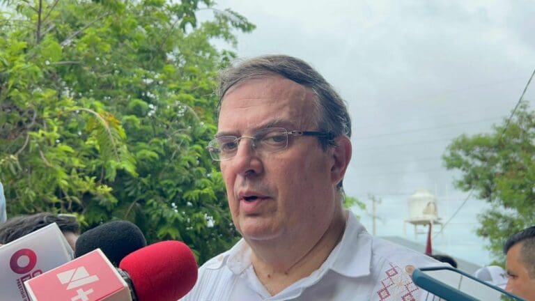 El excanciller Marcelo Ebrard vino a Quintana Roo. Habló de sus propuestas y confirmó que irá al aniversario de Solidaridad.