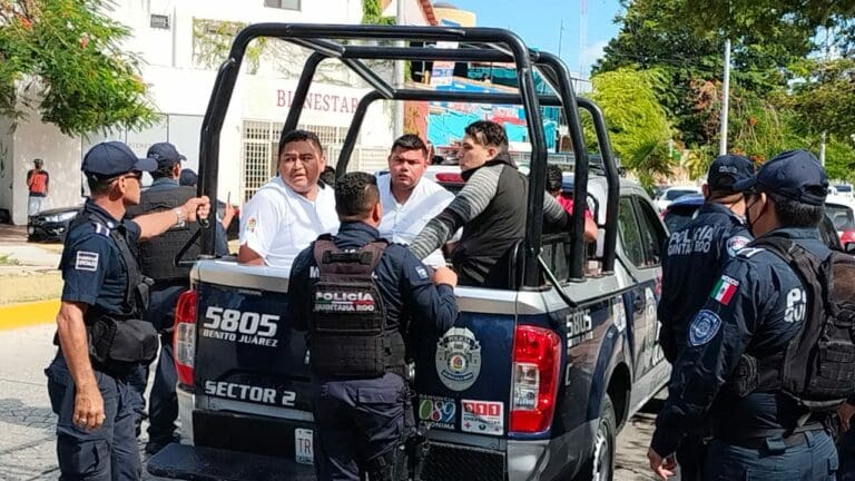 Taxistas que agredieron a vehículo con turistas en Cancún, fueron detenidos y puestos a disposición