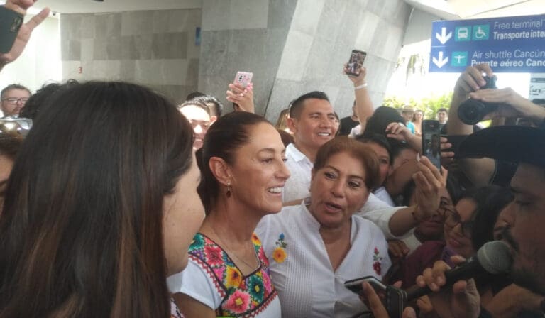 Durante su llegada a Cancún, Claudia Sheinbaum aseguró que ya se le pidió a la militancia que no coloque más espectaculares.
