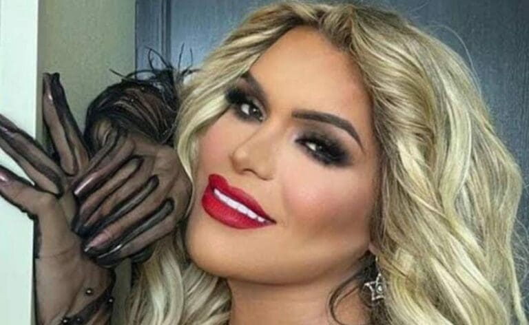 La dueña de un expendio de cerveza en Cancún ofrece descuentos y promociones a quienes voten por Wendy Guevara.