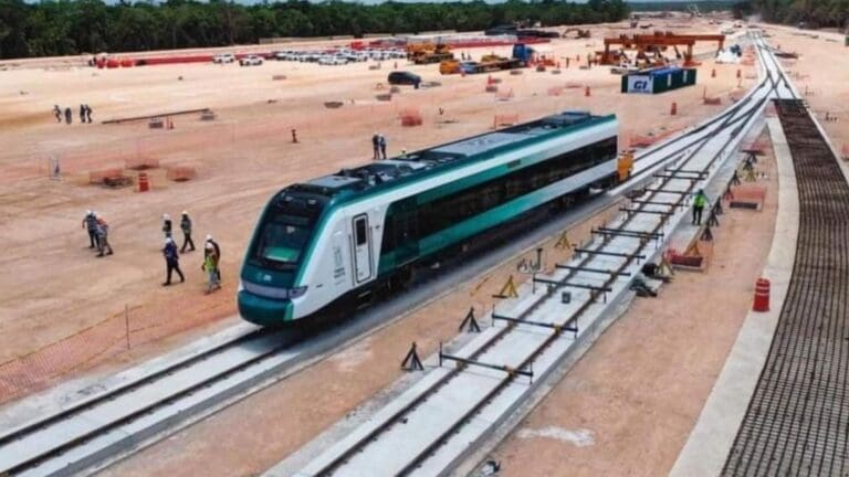 De acuerdo con el presidente de la república, ya casi están listas las vías de los 859 kilómetros del Tren Maya de Palenque a Cancún.