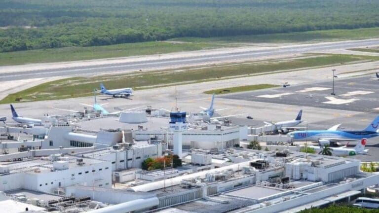 Aeropuerto de Cancún reporta cuatro vuelos cancelados por huracán "Idalia”