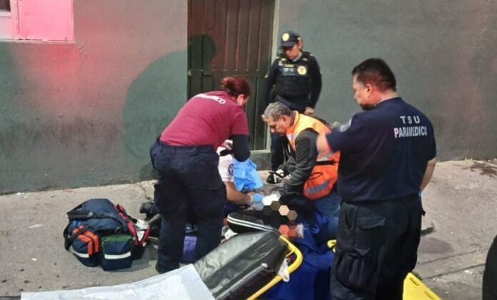 Mujer entra en labor de parto al exterior de la estación Guelatao