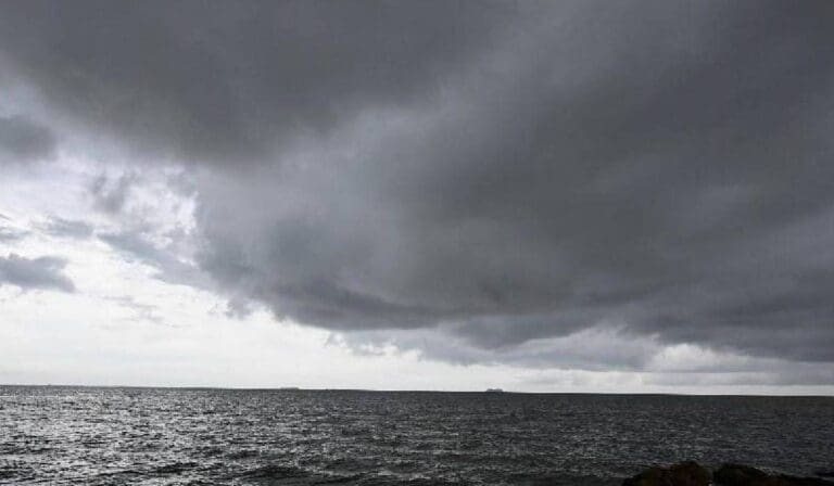 El centro de la tormenta tropical "Idalia" se localiza a 160 y 180 kilómetros de algunos municipios de la entidad. Seguirán las lluvias.