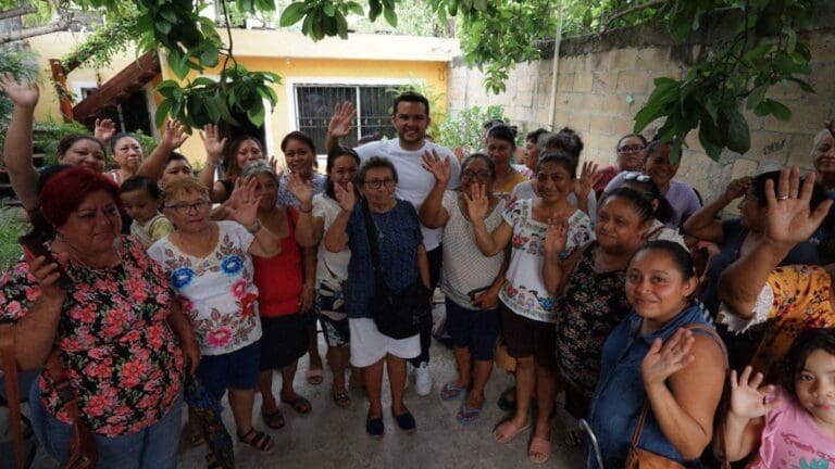 Agradecen cancunenses la atención y apoyo a sus familias que brinda Pablo Bustamante