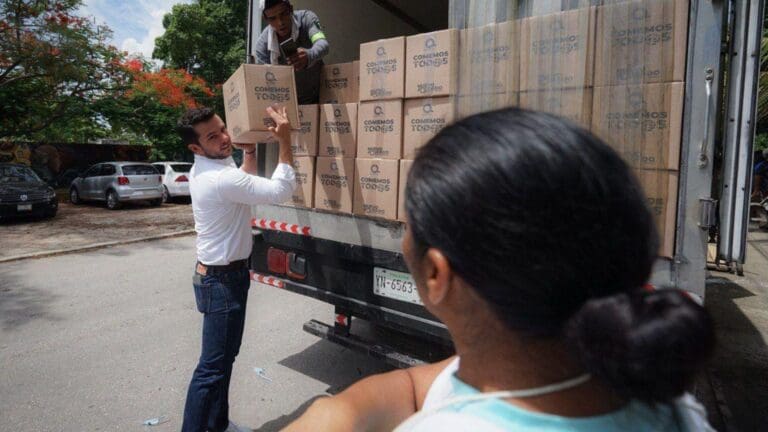 Con amor y cariño trabajamos por la gente cancunense y quintanarroense: Pablo Bustamante