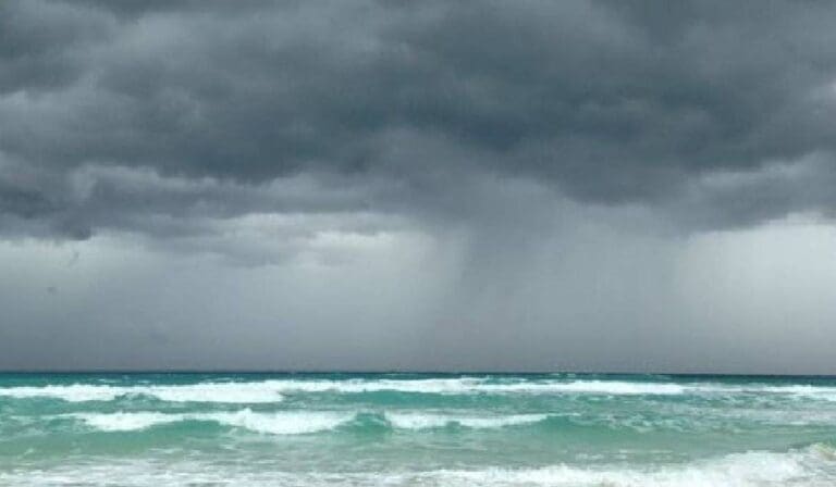 Las autoridades de Quintana Roo vigilan tres zonas de baja presión que provocarán lluvias en las próximas horas en la entidad.