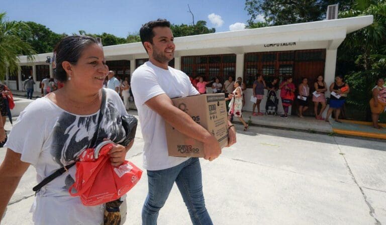 Destacan cancunenses atención de Pablo Bustamante en la entrega de 'Comemos Tod@s'