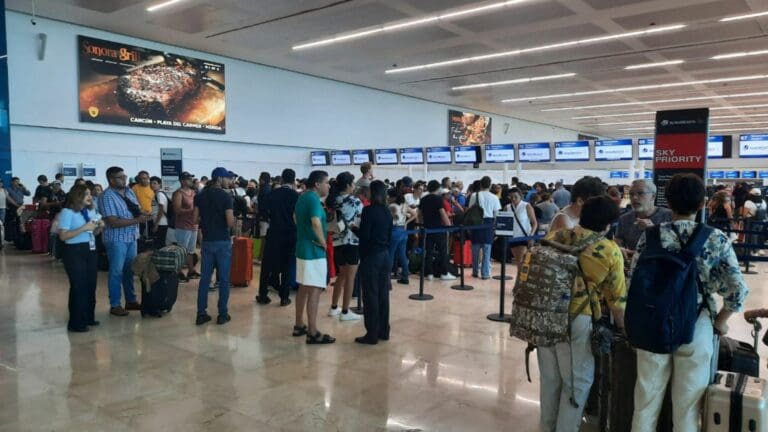 Otra vez falla la energía eléctrica en aeropuerto de Cancún; operan con plantas mientras CFE sustituye un cable