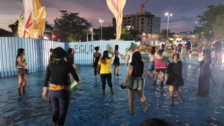 Pese a lluvia, marchan mujeres de Cancún exigiendo acceso al aborto legal y seguro