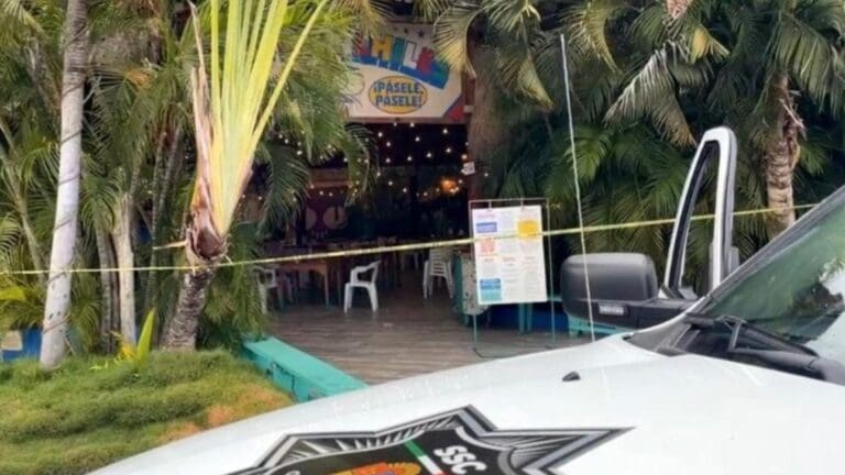 Balearon dos sucursales de Los Aguachiles, una en Cancún y otra en Playa del Carmen. Se reportó un lesionado.