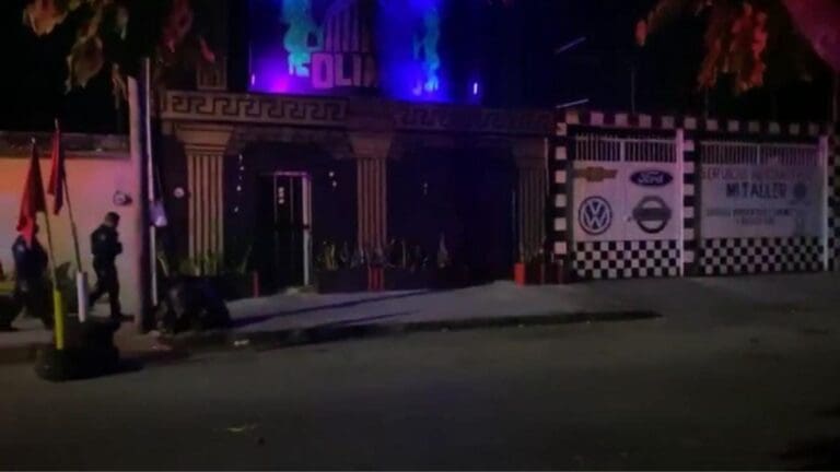 Más violencia en Cancún. Sujetos armados dispararon contra el bar Olimpo de la Región 100. Solo hubo daños materiales.