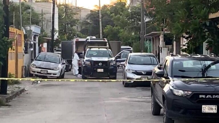 Un policía municipal fue asesinado en la Supermanzana 74 de Cancún. Estaba persiguiendo a unos sujetos armados.