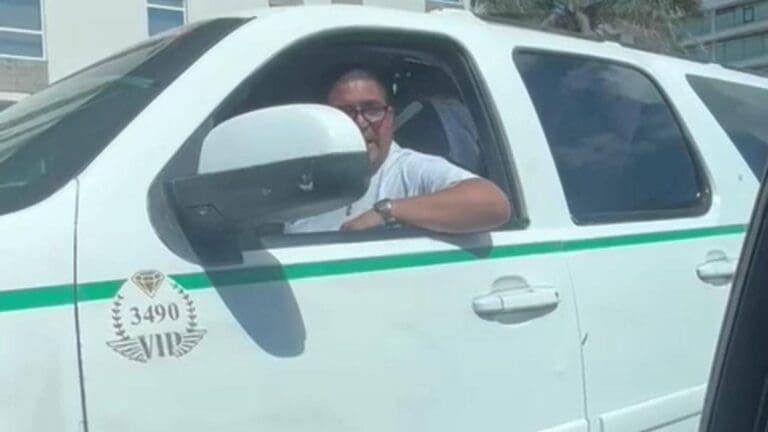 Taxistas de Cancún obligan a turistas a bajarse de un Uber afuera del hotel City Express Aeropuerto