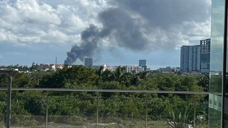 Incendio de una pipa en el bulevar Colosio de Cancún causó una explosión y quemaduras a un trabajador