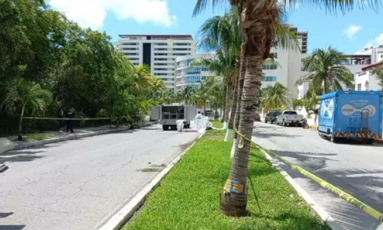 Un motociclista perdió la vida luego de derrapar e impactar con el camellón central en calles de la Supermanzana 4 de Cancún.