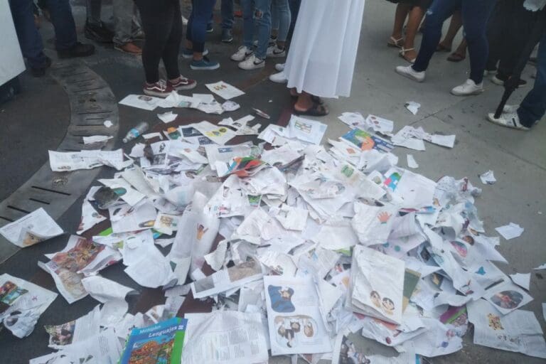 Queman libros de texto en Cancún: Mil personas de reúnen para protestar