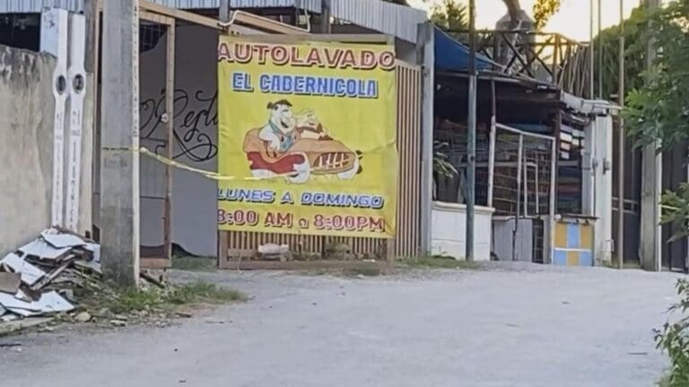 Un autolavado fue atacado por sujetos armados en Cancún. Al parecer por presunto cobro de derecho de piso.