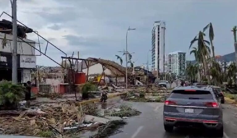 Se abrieron tres centros de acopio en Cancún para ayudar a los damnificados por el paso del huracán "Otis".