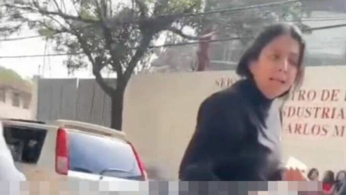 VIDEO: Mujer se va a los golpes con dos adolescentes del CETIS 33 en CDMX