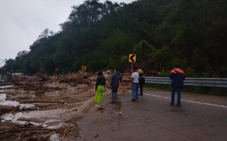 Cierran autopista Acapulco – Cuernavaca por deslaves por huracán Otis Cierran autopista Acapulco – Cuernavaca por deslaves por huracán Otis