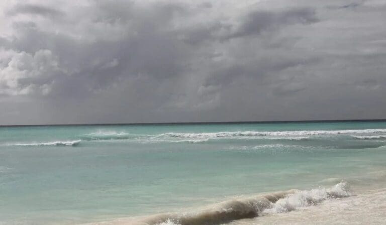 El huracán "Tammy" se ha intensificado y ya es categoría 2 en la escala Saffir-Simpson. Por ahora no es riesgoso para la entidad.