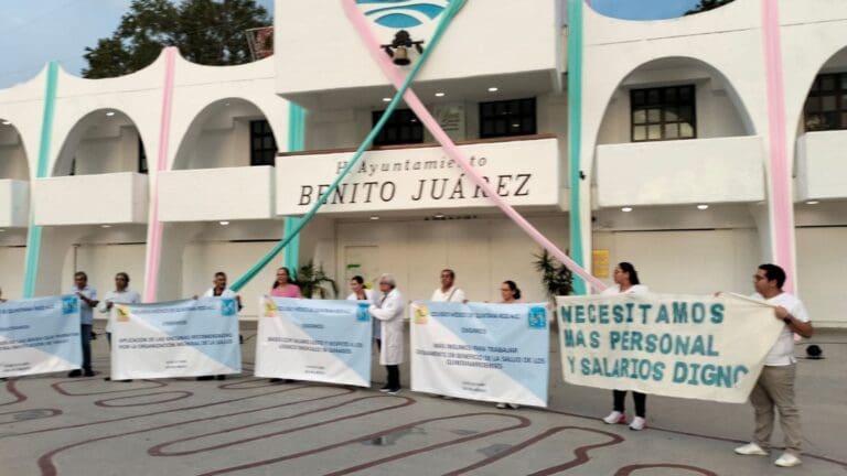 Protestan médicos en Cancún; exigen mejores salarios y condiciones laborales dignas