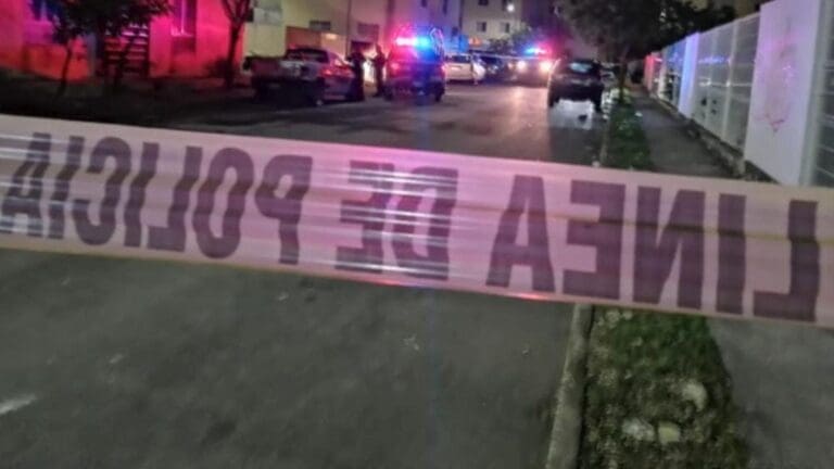 Lunes violento; ejecutan a una persona en Villas Otoch Paraíso de Cancún