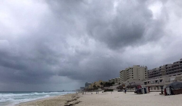 La tormenta tropical "Tammy" ha evolucionado a un huracán de categoría 1. Por el momento no representa riesgo para el estado.