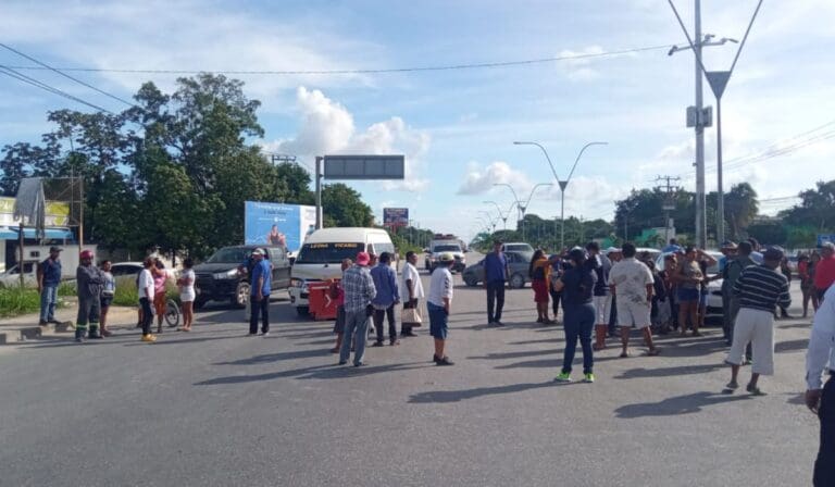 Cierran pobladores de Cancún la entrada de Tres Reyes a la altura de la Potillo; exigen pavimentación