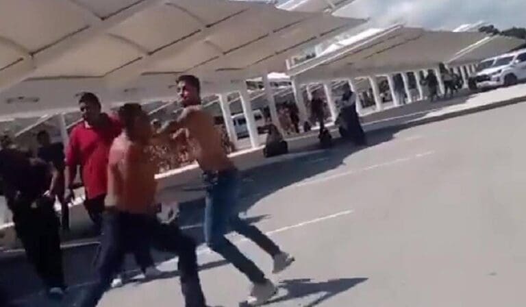 Nuevo pleito de transportistas en aeropuerto de Cancún vuelve a dejar por los suelos la imagen del destino