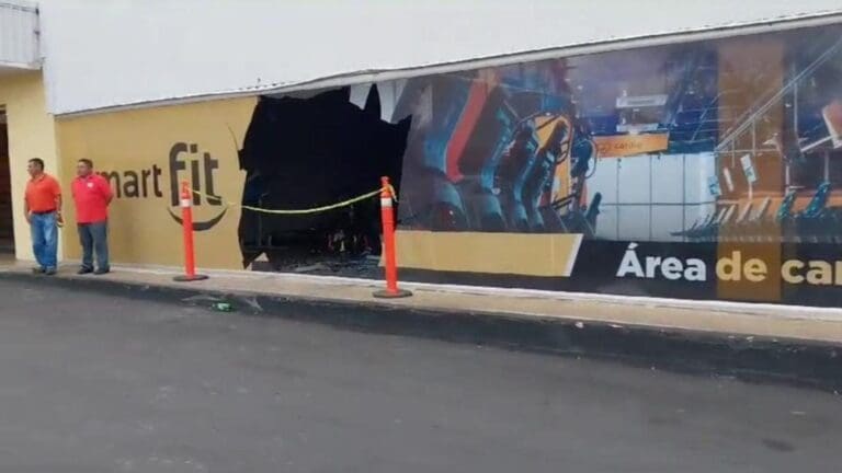 El conductor de una camioneta se echó de reversa sin tener cuidado en Cancún, por lo que terminó impactando los cristales de un gimnasio.