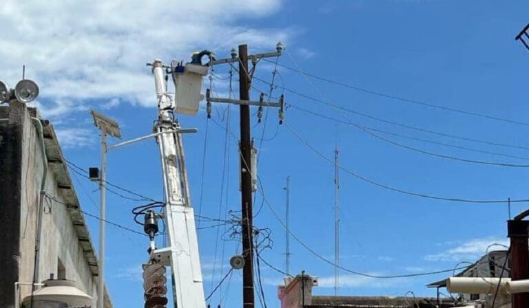 Un trabajador de la Comisión Federal de Electricidad fue atacado a balazos por unos sujetos en la Supermanzana 228 de Cancún.