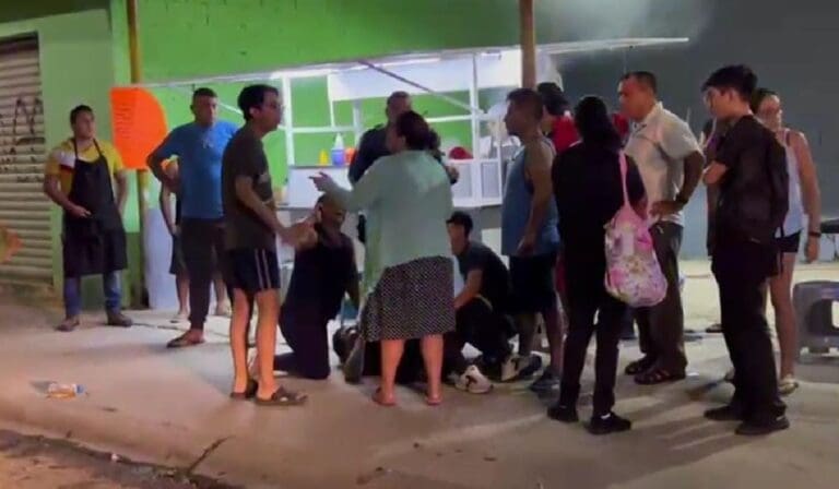 Más violencia en Cancún. Una persona fue apuñalada mientras se encontraba en una taquería en la Región 237.