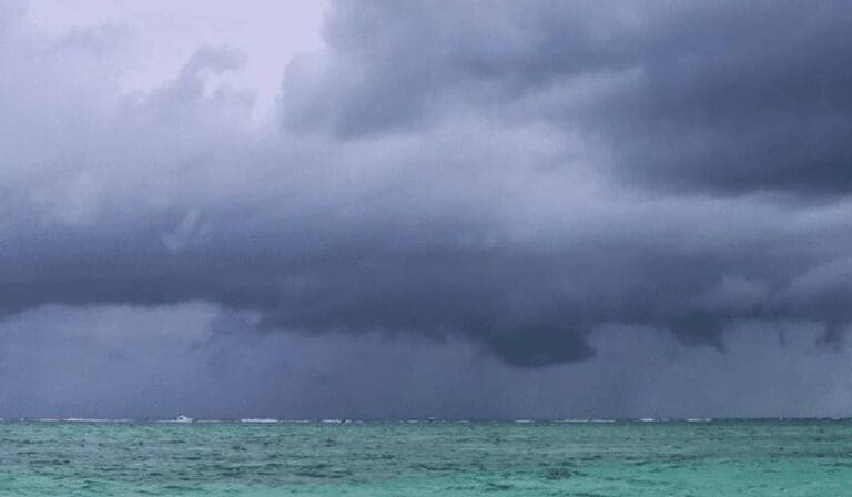 La zona de baja presión que se ubica en el Mar Caribe es monitoreada pues podría evolucionar. Se ubica a 910 km de Quintana Roo.