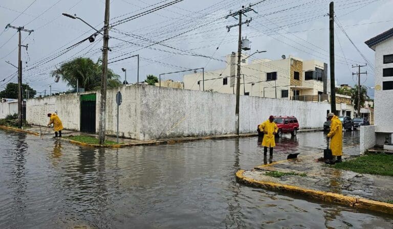 Las lluvias generaron inundaciones y encharcamientos en varias calles de Cancún este martes. La basura tapa las coladeras.