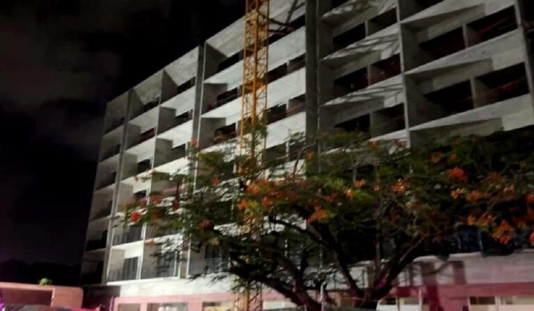 Un albañil fue localizado sin vida en una obra que se edifica en el centro de Cancún, casi a espaldas del Palacio Municipal.
