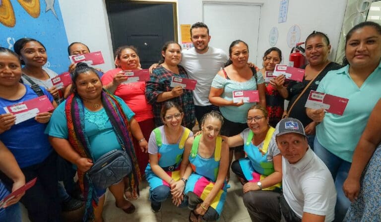 A ras de piso, atiende Pablo Bustamante a beneficiari@s de los Programas del Bienestar