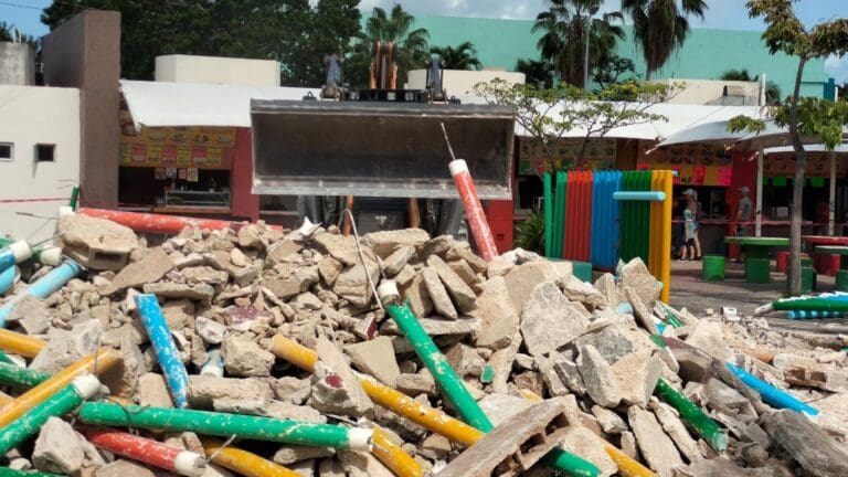 Con demolición del área de juegos, inició la remodelación del Parque de Las Palapas de Cancún