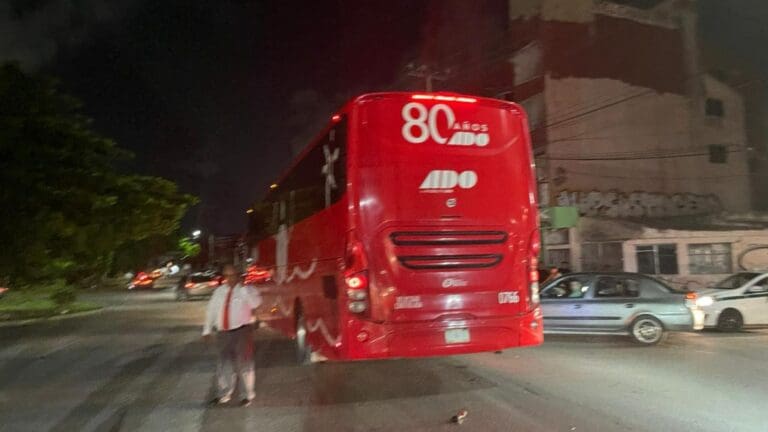 Revelan video del choque entre un ADO y un motociclista que dejó un fallecido en el centro de Cancún