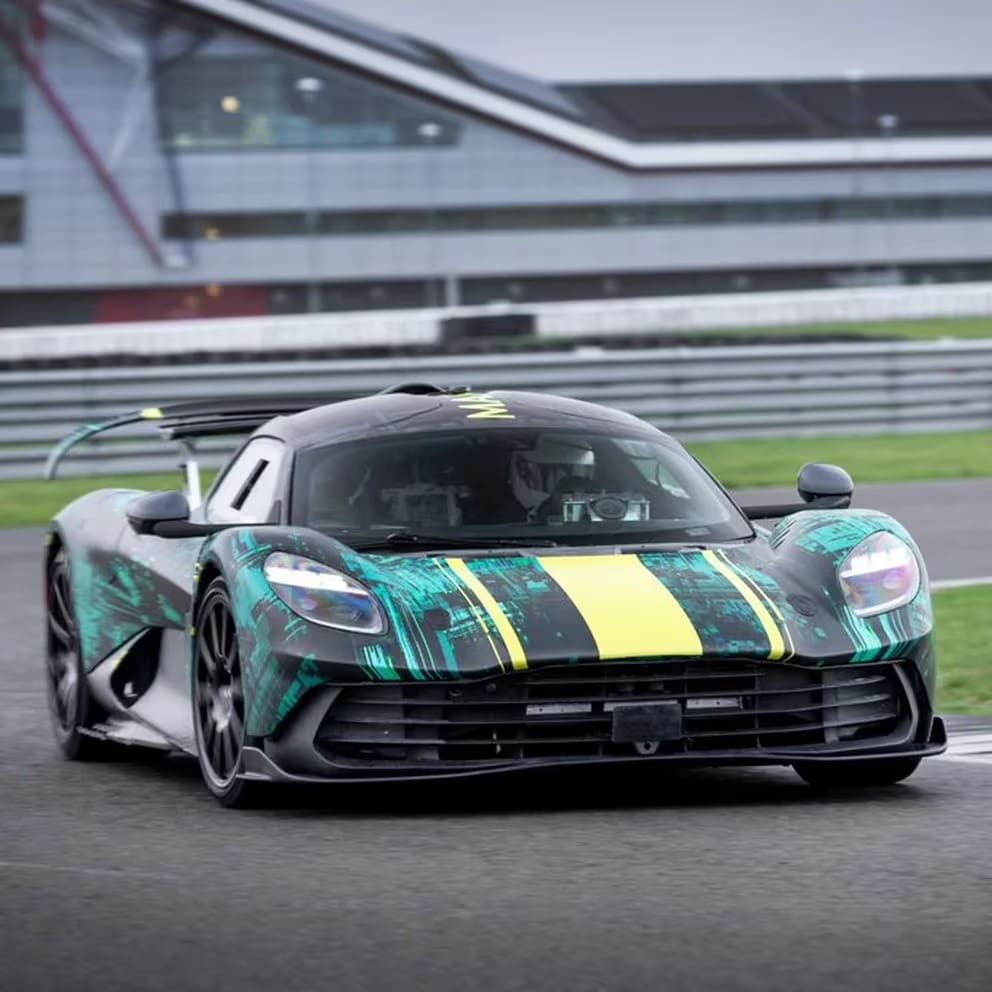 Revelan imágenes de Vahalla, el primer automóvil enchufable de Aston Martin