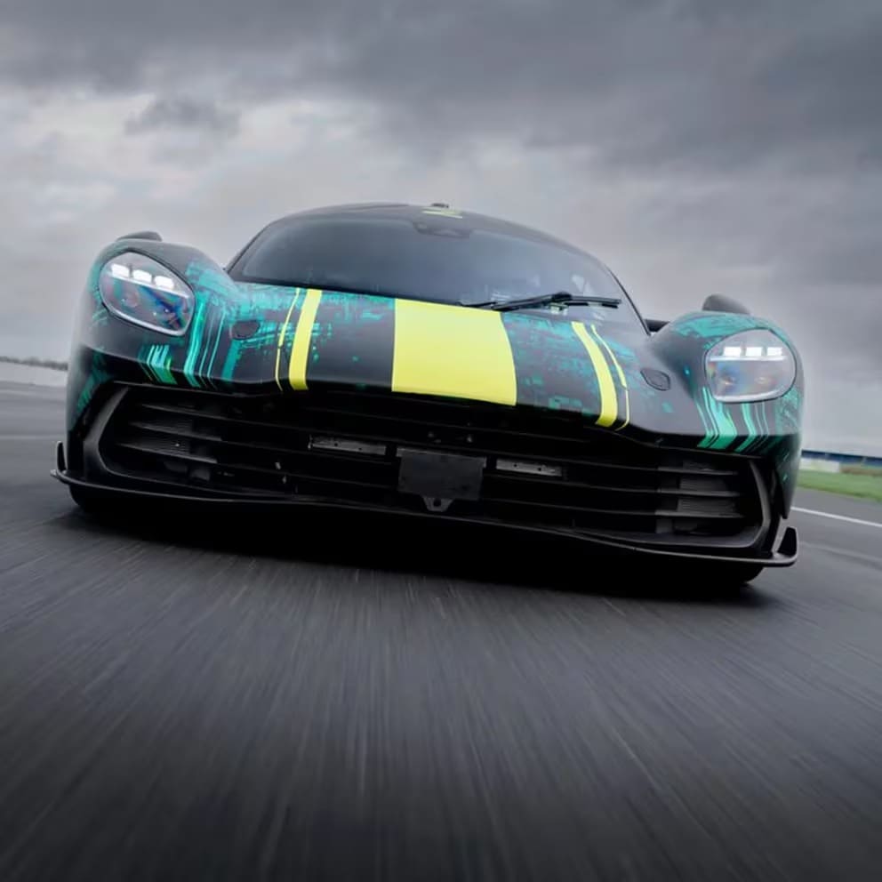Revelan imágenes de Vahalla, el primer automóvil enchufable de Aston Martin