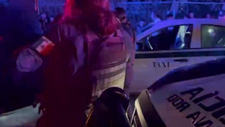 Un sujeto en presunto estado de ebriedad fue detenido por la Policía luego de negarse a pagarle a un taxista en Cancún.