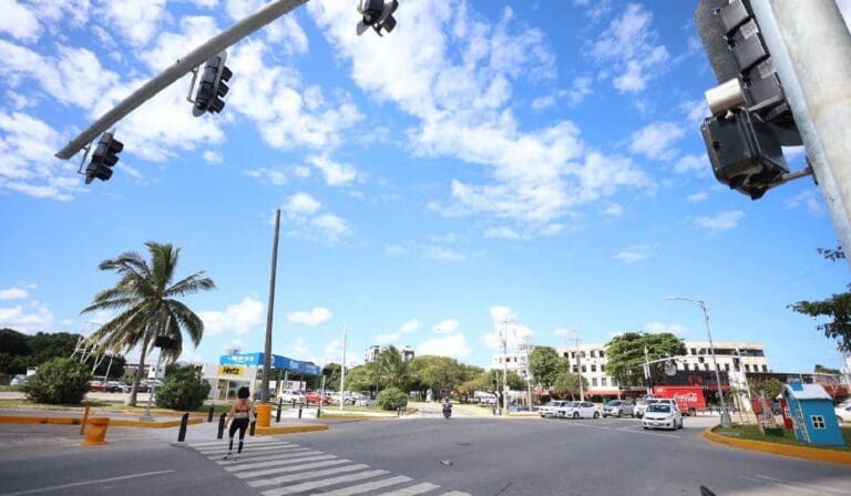 Se reactiva en Cancún el tarjetón turístico. Le perdona a los visitantes dos infracciones menores de tránsito.