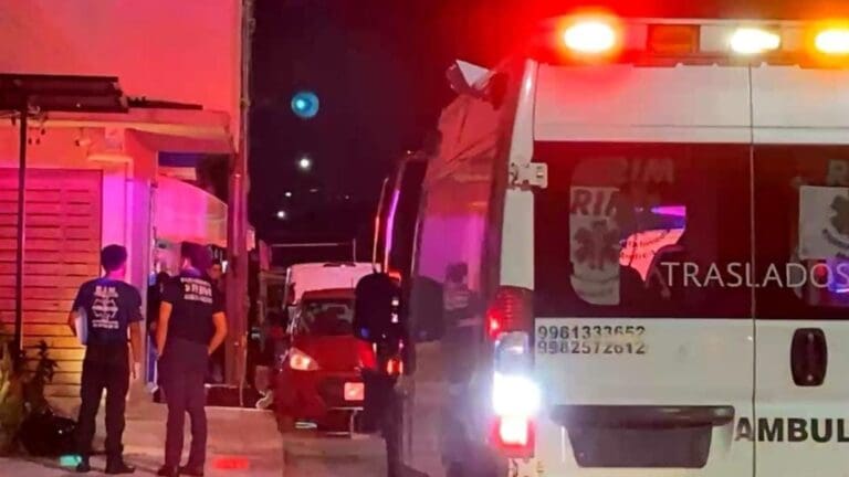 Una persona fue ejecutada de varios disparos en el acceso principal del fraccionamiento Bahía Azul de Cancún.