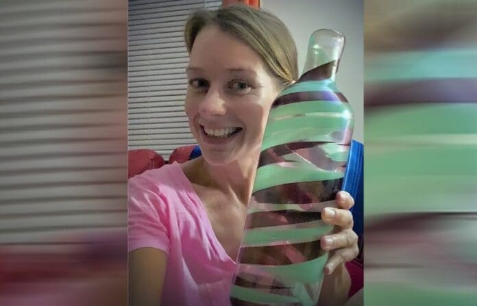 Mujer compra un jarrón por 4 dólares y lo vende en subasta por más de 100 mil Mujer compra un jarrón por 4 dólares y lo vende en subasta por más de 100 mil