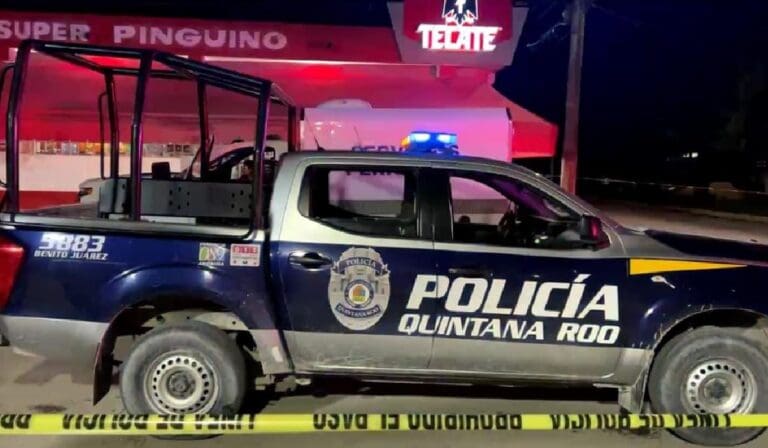 Una persona fue asesinada a las afueras de un minisúper en la Región 227 de Cancún. Se desconocen las causas del crimen.