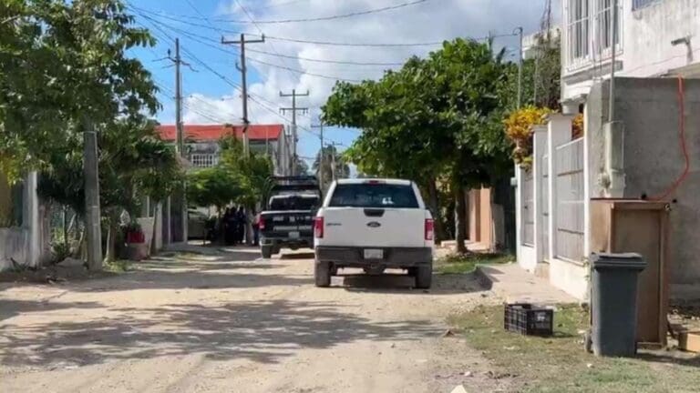 Sujetos armados ingresan a vivienda en Cancún y asesinan a una pareja frente a su bebé