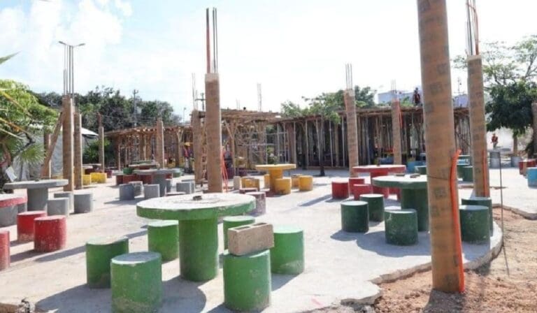 Ciudadanos y comerciantes de Cancún están inconformes por los cierres de calles causados por las obras del Ayuntamiento.