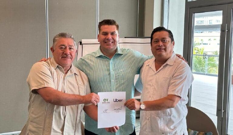 Luego de todas las agresiones y diferencias, Uber ha firmado un acuerdo con los taxistas de Cancún, que se integran a la plataforma.